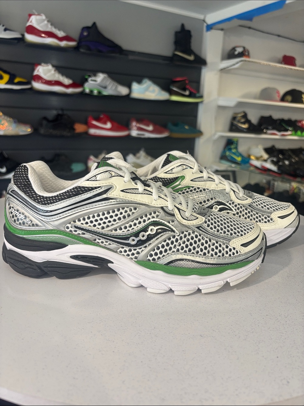 Saucony ProGrid Omni 9 in Silver/Green Mens Size 9